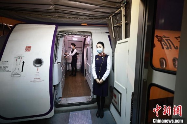 福暖中国丨从护士到空乘 女乘务长潘虹霖十年守护旅客回家路