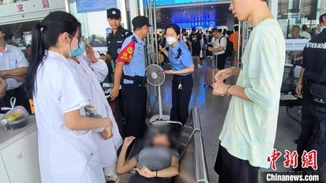 女子高铁站晕倒 湛江西站上演7分钟急速救援 