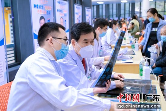 元旦当天赫捷院士领衔40余位专家为市民义诊 