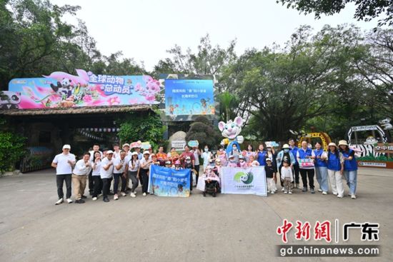 十余名正在肿瘤治疗稳定期与康复期的儿童及其家人,在长隆野生动物世界开启了奇妙旅程。通讯员 供图 十余名正在肿瘤治疗稳定期与康复期的儿童及其家人,在长隆野生动物世界开启了奇妙旅程。通讯员 供图