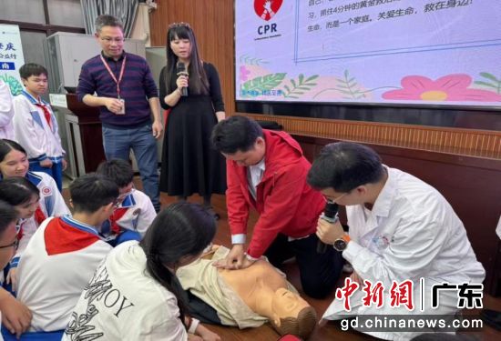 肇庆呼吸健康全域科普公益行走进社区。通讯员 供图