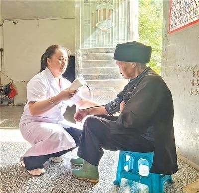 背篼载药香 仁心护健康（守望） 