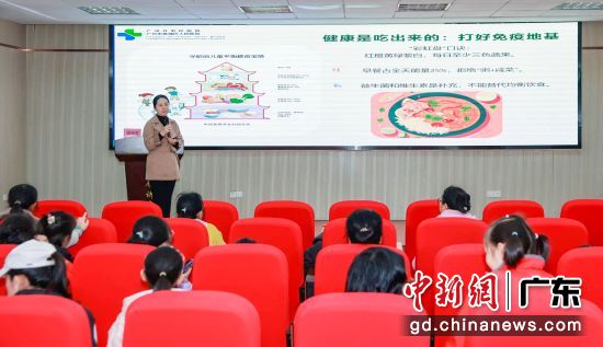 专家为社区带来主题分享，现场观众专注聆听。通讯员 供图